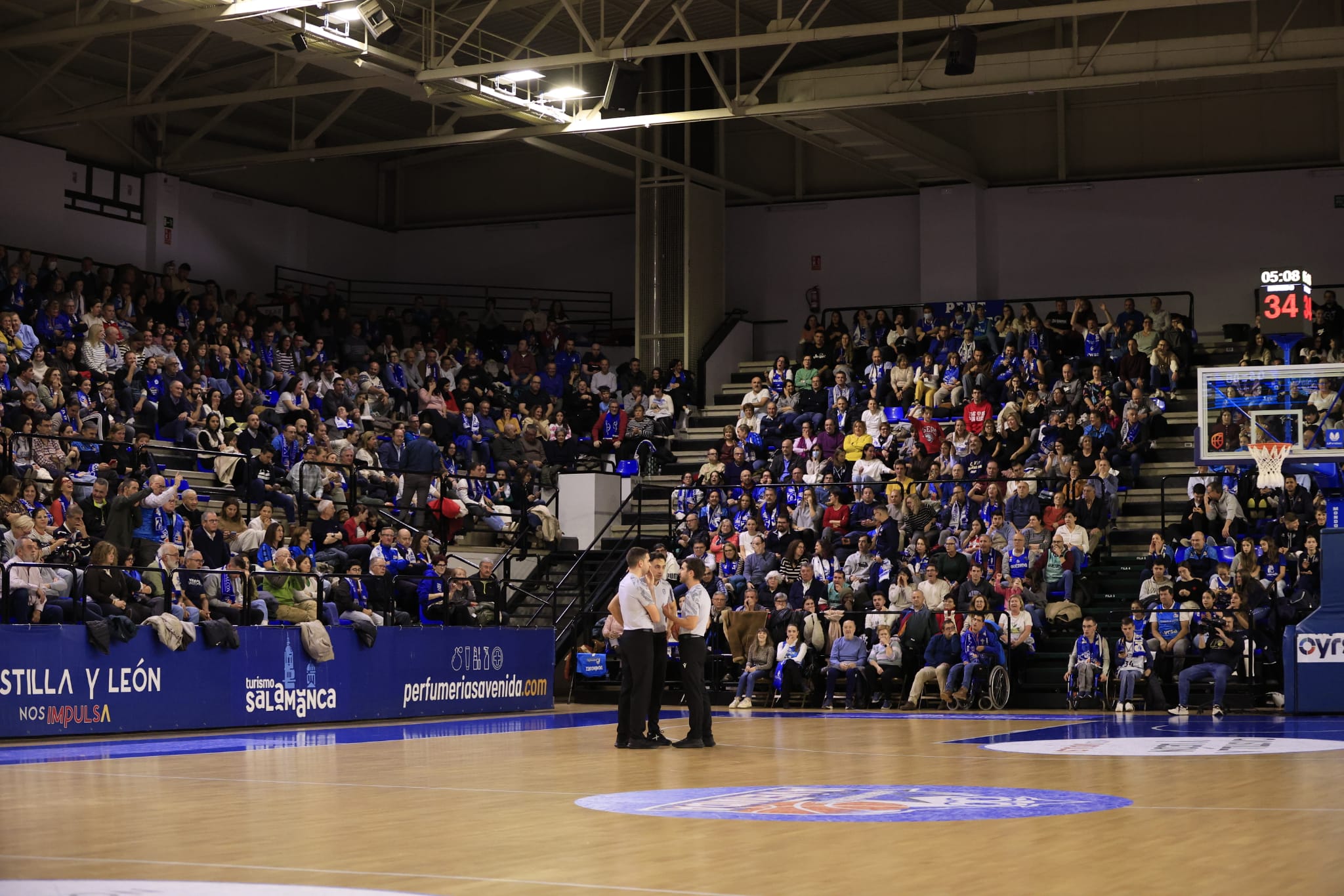 El partido entre Avenida y Valencia Basket, en imágenes