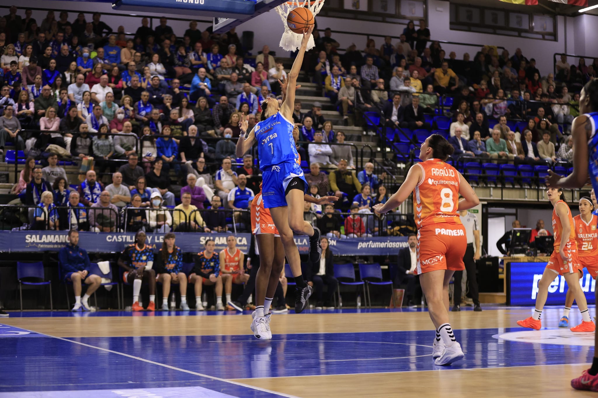 El partido entre Avenida y Valencia Basket, en imágenes