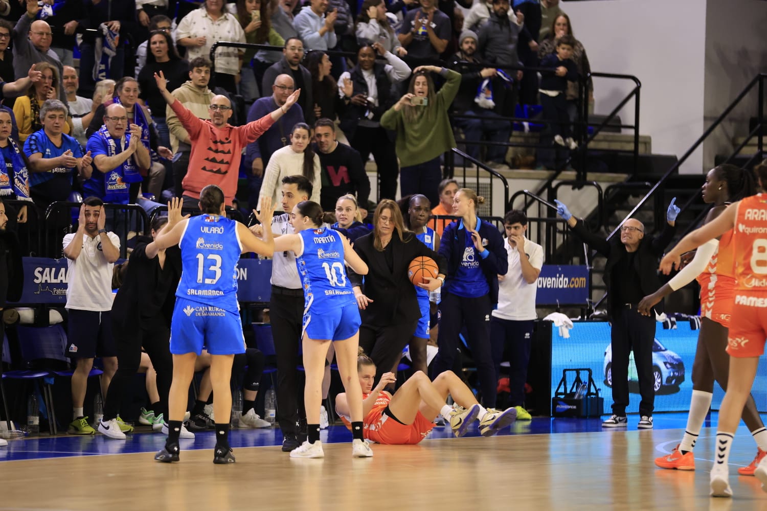El partido entre Avenida y Valencia Basket, en imágenes