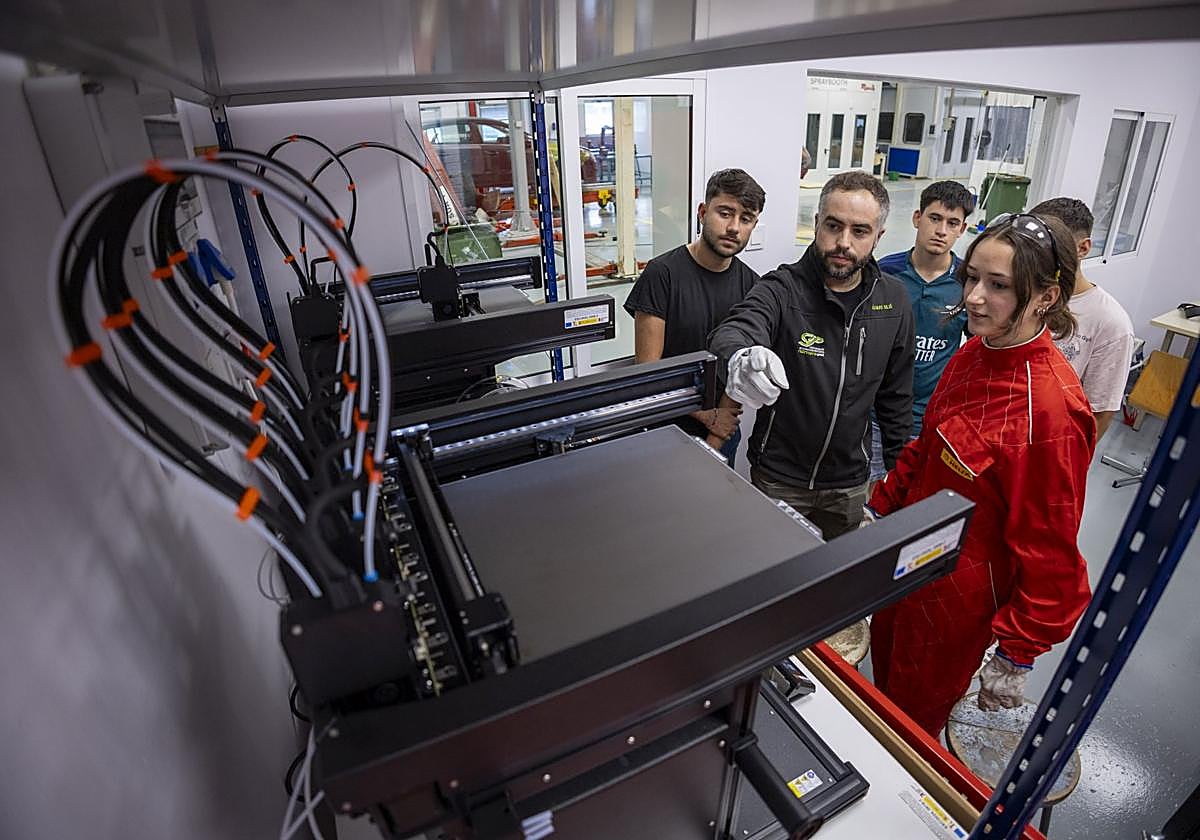 Alumnos del grado de Electromecánica.