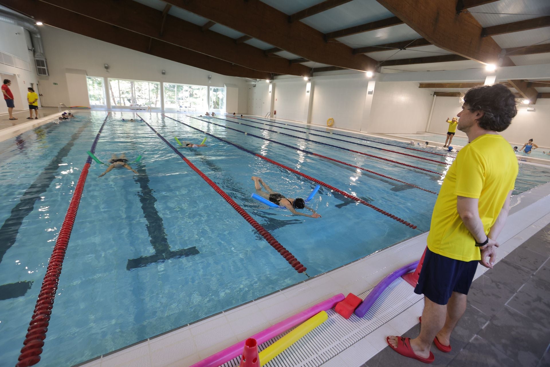 Usuarios en la piscina climatizada de La Alamedilla.