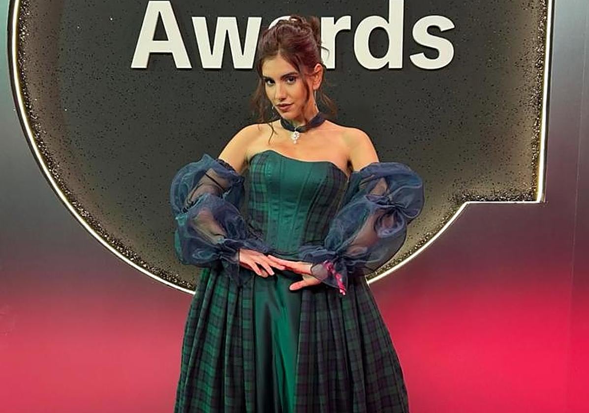 Alba con su galardón de Mejor Educadora Digital