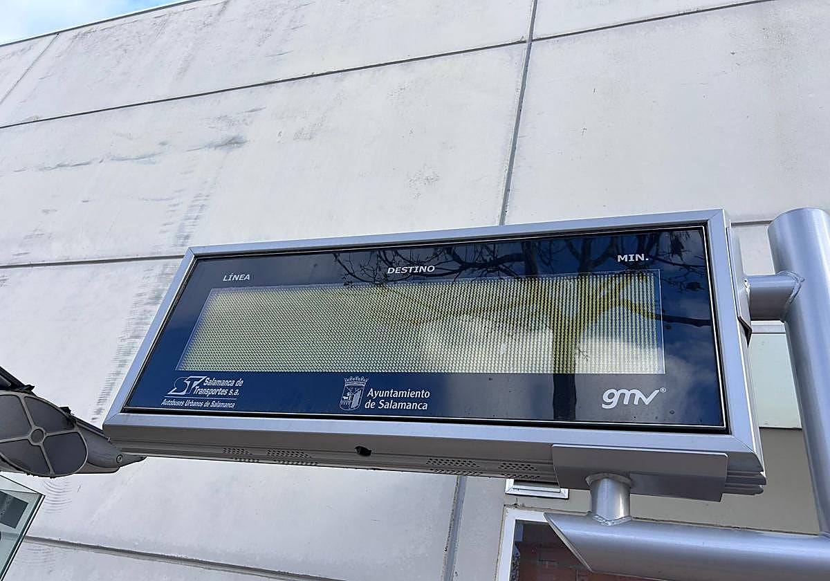 Apagón en las pantallas de las marquesinas de autobús