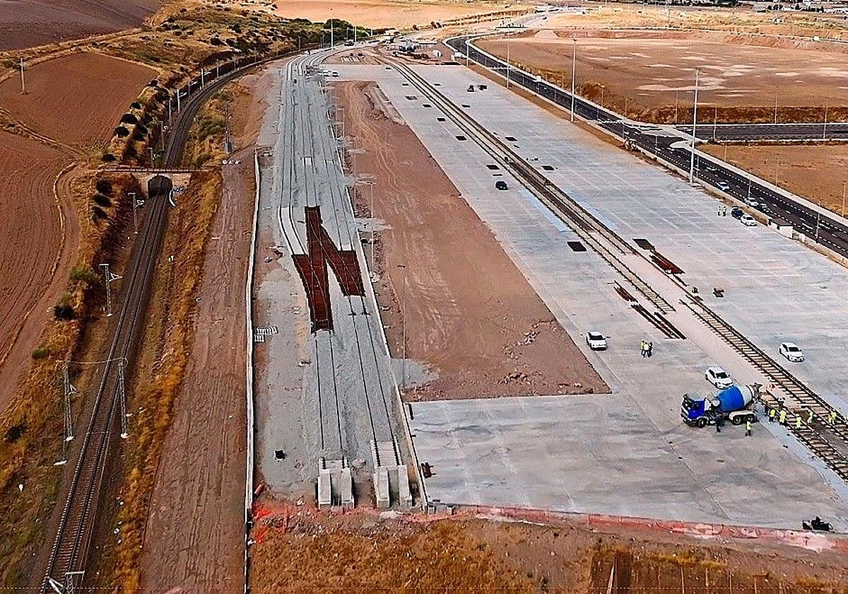Plataforma, apartadero y vías de la terminal logística intermodal de Salamanca.