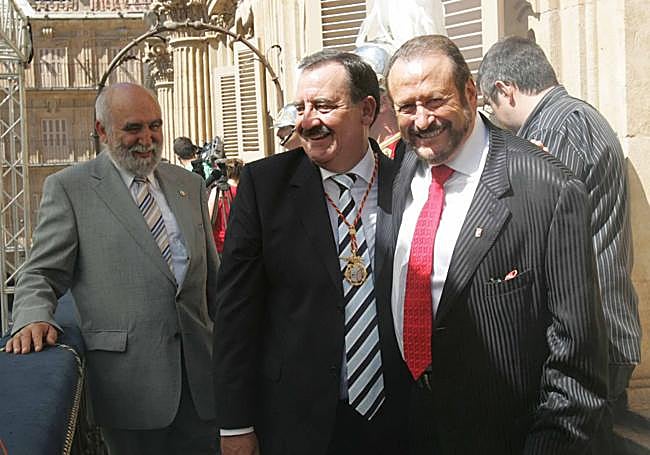 Silvestre, con el exalcalde Julián Lanzarote, el día que fue pregonero de las Ferias.
