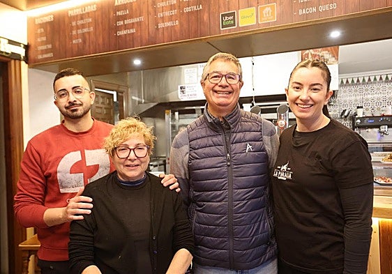 Dioni junto a su marido y a sus hijo en el bar La Parada.