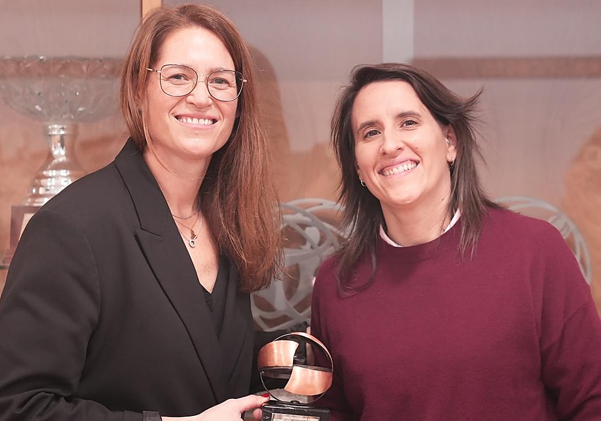 Anna Montañana en el último encuentro ante Valencia Basket con el premio