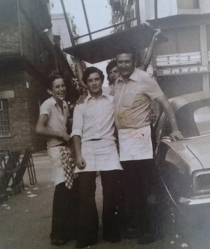 Imagen secundaria 2 - Un joven Silvestre, en la barra; con Plácido Domingo; y en los primeros años.