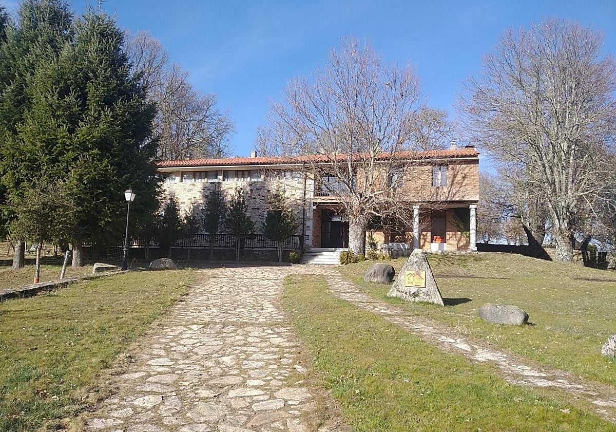 Imagen principal - La lujosa casa rural en venta en un pueblo de Salamanca que es una inversión con estanque y finca