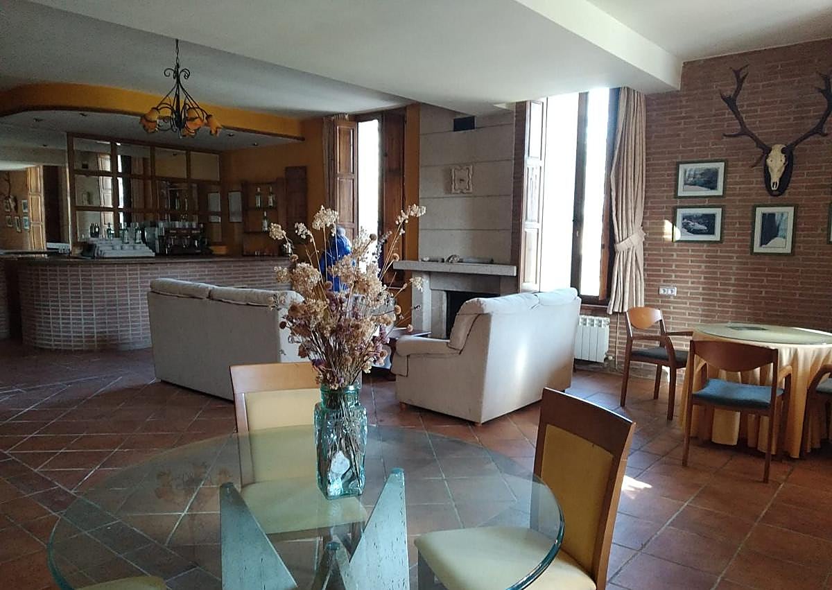 Imagen secundaria 1 - La lujosa casa rural en venta en un pueblo de Salamanca que es una inversión con estanque y finca