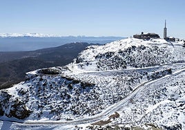 Carretera de subida a la Peña de Francia, una de las que recibirá sensores y estación meteorológica.