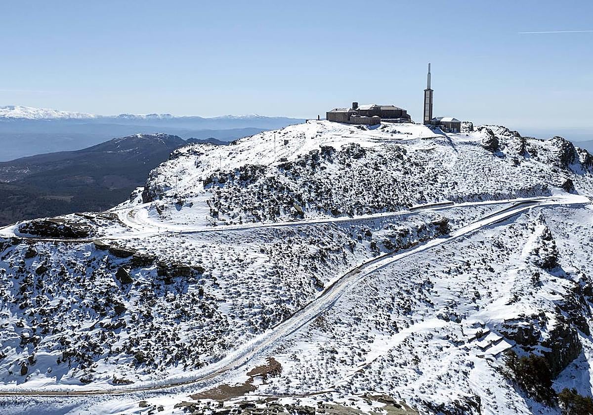 Carretera de subida a la Peña de Francia, una de las que recibirá sensores y estación meteorológica.