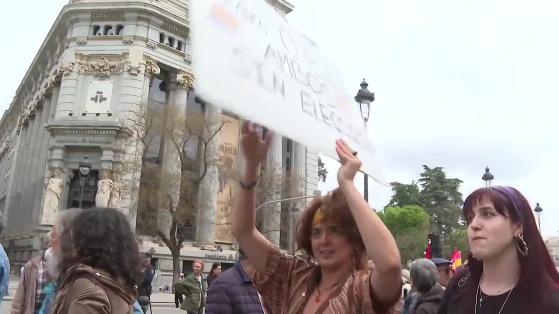 Manifestación recorre Madrid por el 94º aniversario de la II República: "No queremos Reyes"