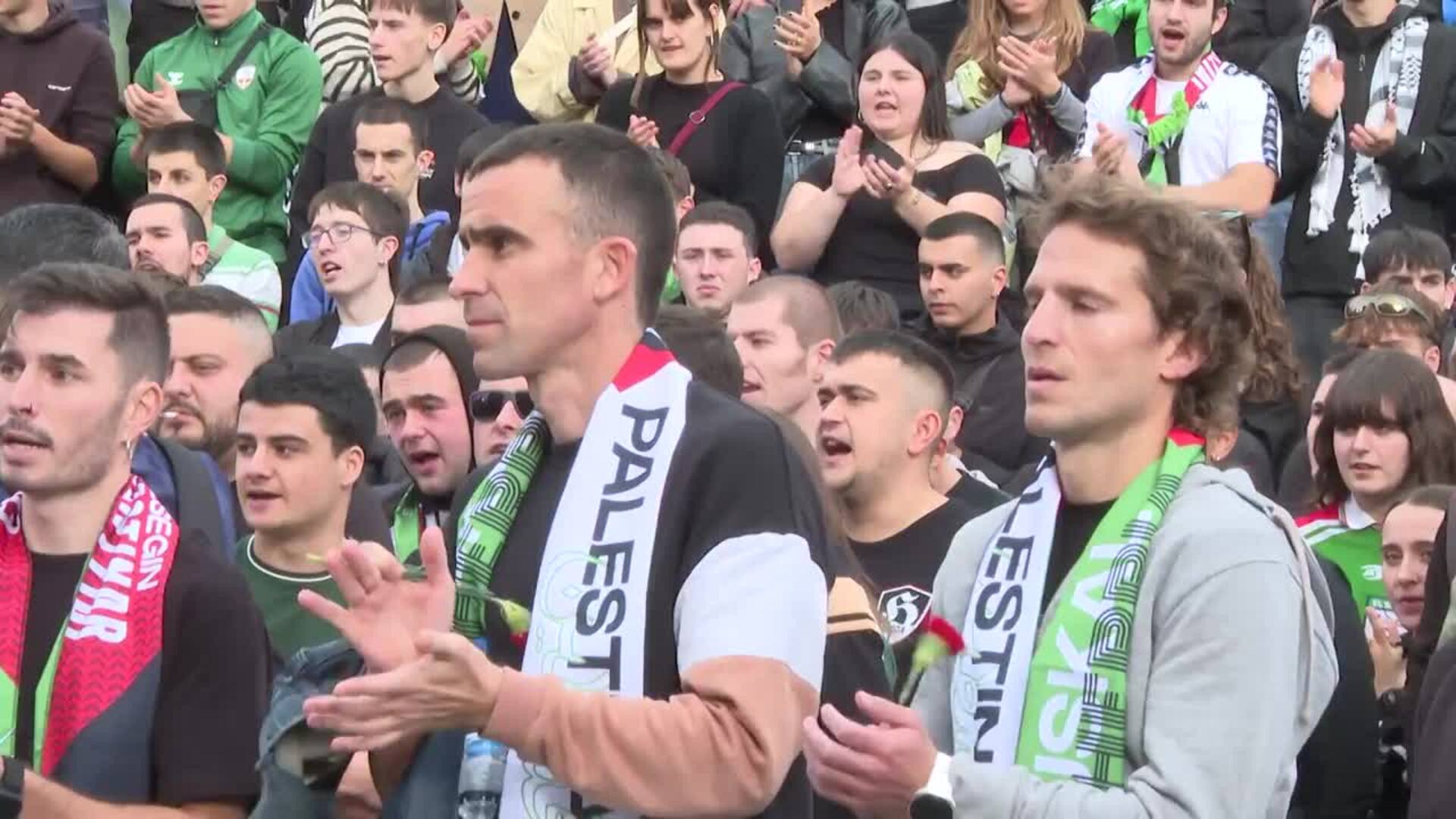 Miles de personas homenajean en Bilbao a los deportistas palestinos asesinados