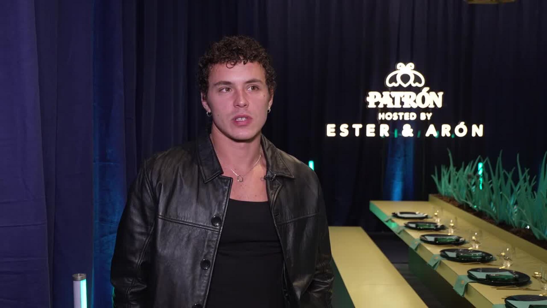 Ester Expósito y Arón Piper brindan por los momentos que han definido su año