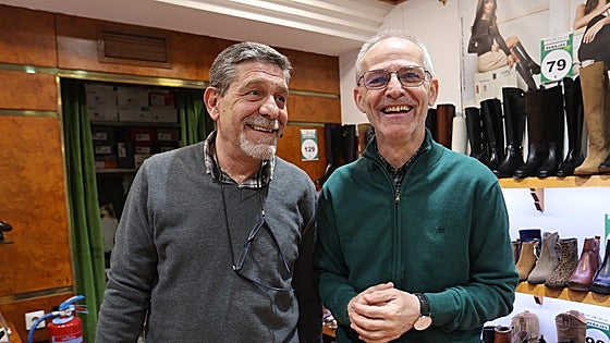 La resistencia de la zapatería de 1978 en el centro de Salamanca: «Se ha perdido el agacharse a probar el calzado a la clienta»