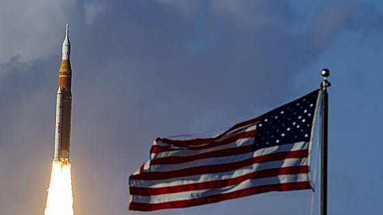 EEUU vuelve a viajar a la Luna «en nombre de toda la humanidad» y bajo la mirada de un Trump eufórico