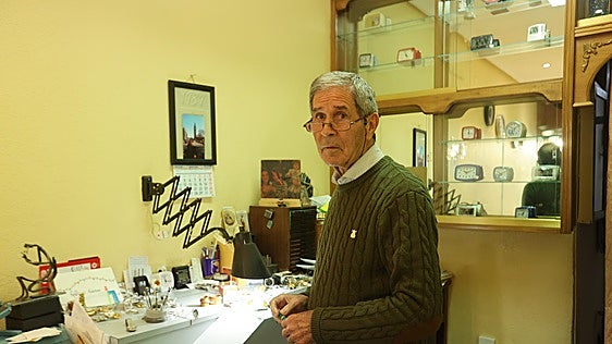 El relojero de 82 años de Salamanca que ha atendido a tres generaciones y conquistó a la familia Unamuno