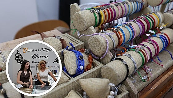 El museo oculto de una joyería en Salamanca: del anillo con veneno al traje de charro de tripas de cerdo