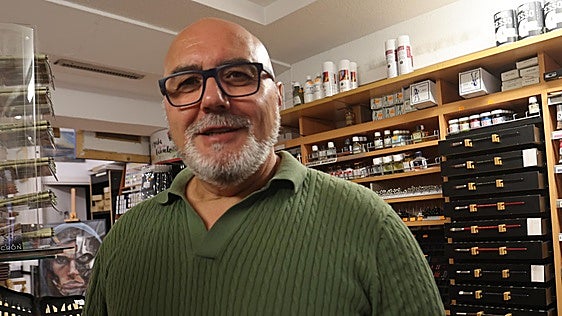 Casi medio siglo detrás del mostrador: la tienda que 'guarda' el arte de Salamanca