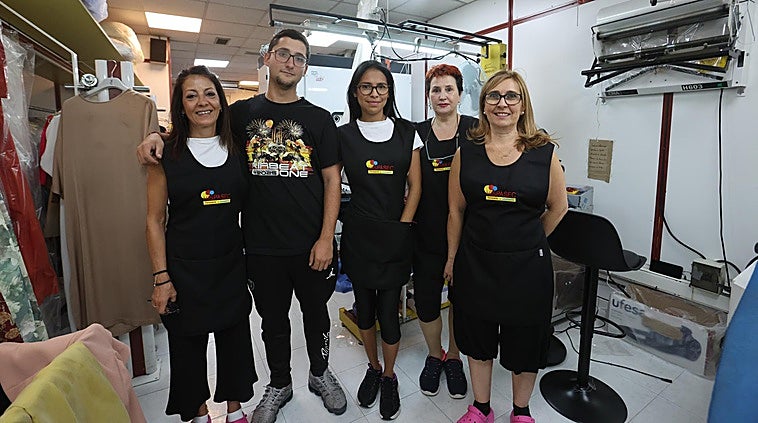 La tintorería de Salamanca que resiste a cuatro traspasos y mira con esperanza el futuro: «Ya nadie plancha camisas»