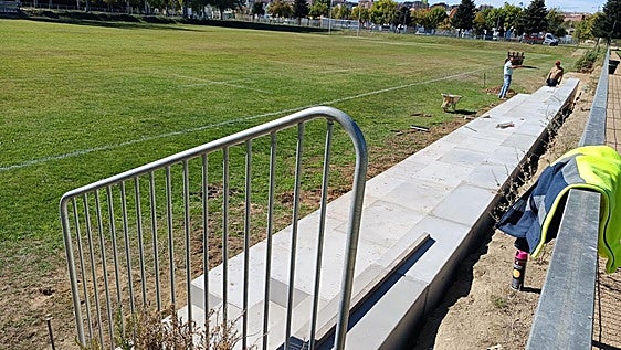 La modesta grada en un campo deportivo de Salamanca que tendrá asientos por primera vez en 40 años