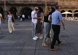 Tres parejas de diferentes edades se cruzan por la Plaza Mayor de Salamanca.