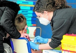 Kind wird geimpft (Symbolbild).