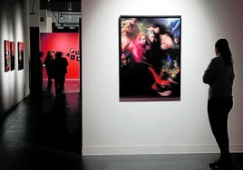 Einige der Werke der Ausstellung spielen mit dem Tenebrismus im Stil von Caravaggio.