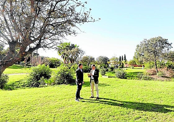Bezirksbürgermeister Javier García (r.) im Parque de los Tres Jardines, wo er die Maßnahmen ankündigte.