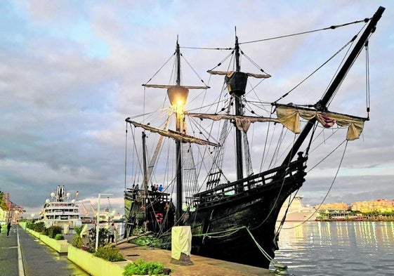 Die Nao Victoria am Freitag am Muelle Uno im Hafen von Málaga.