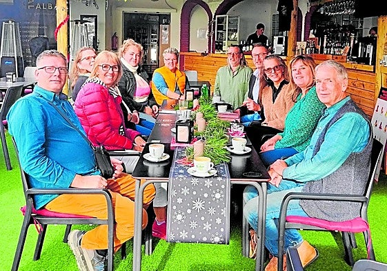 Sabine von Reth (mit roter Jacke) mit den Teilnehmern des Unternehmertreffens in Torrox Costa.