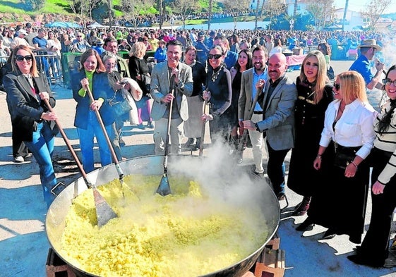 Delegation der Stadt an der Riesenpfanne mit den Migas.