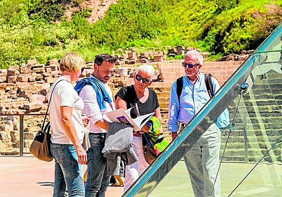 Juan Diego Gil erklärt Besuchern vor dem römischen Theater in Málaga die Geschichte der Stadt.