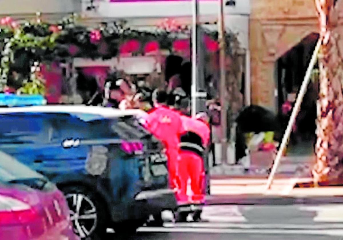 Rettungskräfte am Tatort im Einsatz.