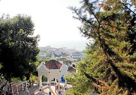 Blick auf den Pavillon derJardines del Muro mit der Stadt Benalmádena im Hintergrund. Erinnerung an das Werk von César Manrique in den Gärten.