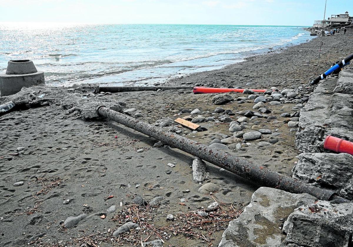 Schäden am Abwassersystem an einem der Strände von San Pedro Alcántara nach einem Sturm.