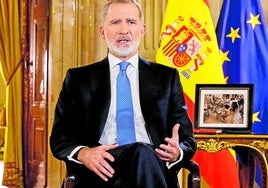 König Felipe VI. vor Foto der Hilfsaktionen in Valencia.