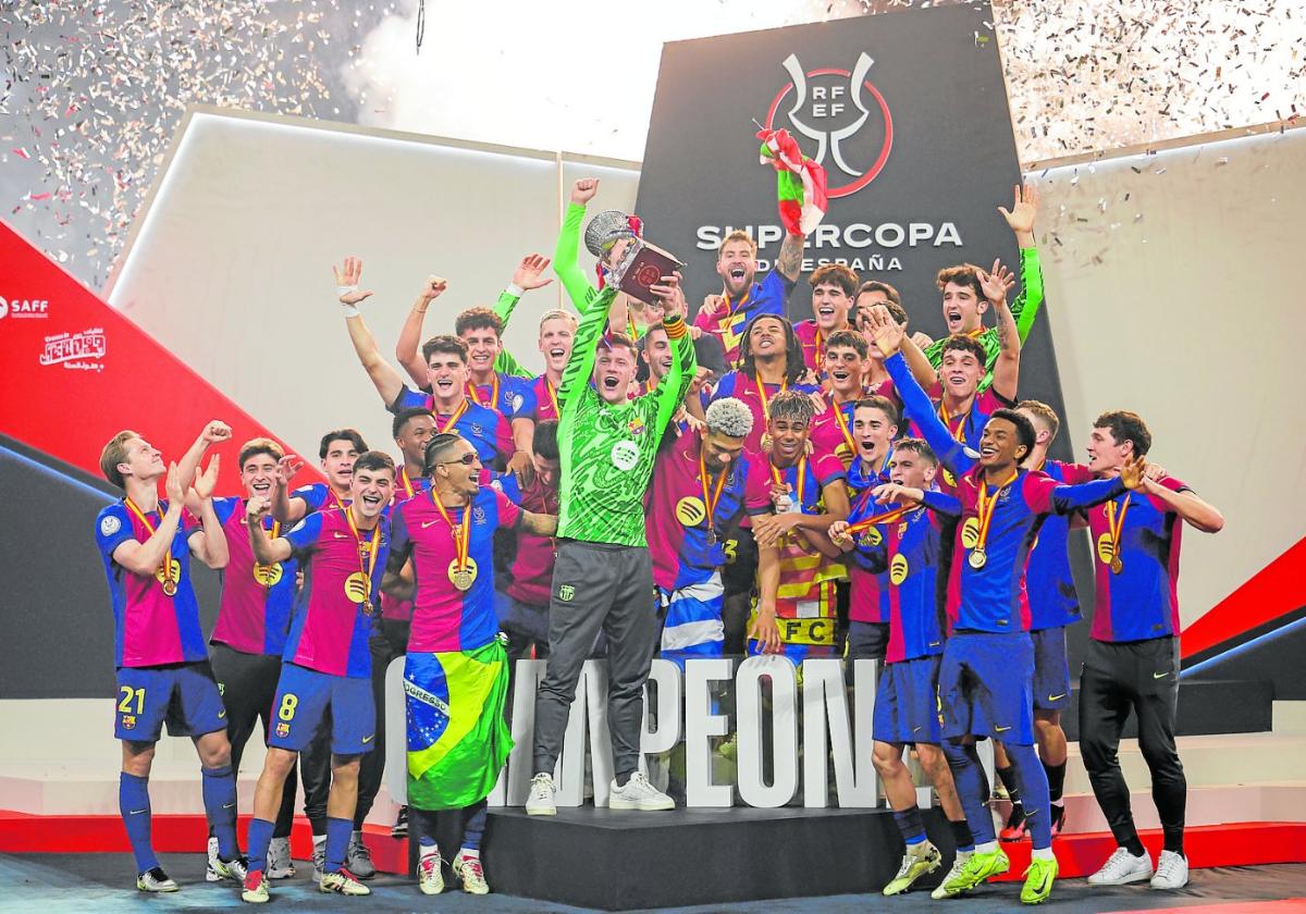 Ter Stegen jubelt mit: Erster Barça-Titel unter dem verzückten Hansi Flick