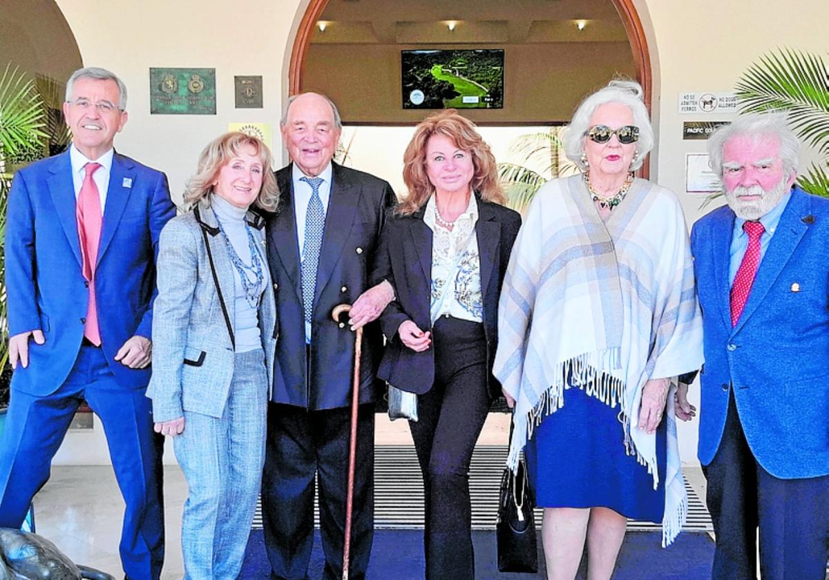 Verdiente Lions, Irene und Günther Kreis, mit Ehrengästen, darunter Rudolf Graf von Schönburg mit seiner Gattin Marie-Louise von Preußen und Esteponas Bürgermeister García Urbano.