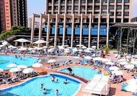 Touristen in einem Hotel in Benidorm.