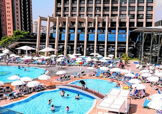 Touristen in einem Hotel in Benidorm.