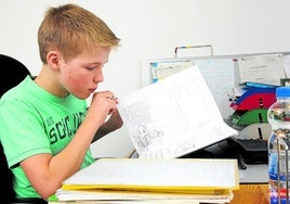 Junge bei den Hausaufgaben. Paiporta über zwei Monate nach der Katastrophe.