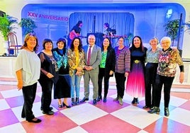 Vereinsvorsitzende mit Gründungsmitgliedern und Ehrengästen.