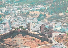 qAusblicke.Panoramablick auf Álora und seine Festung vom Aussichtspunkt Hemiruta.