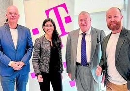 DWA-Präsident Frühbeck (2.v.r.) mit Vertretern von T-Systems.
