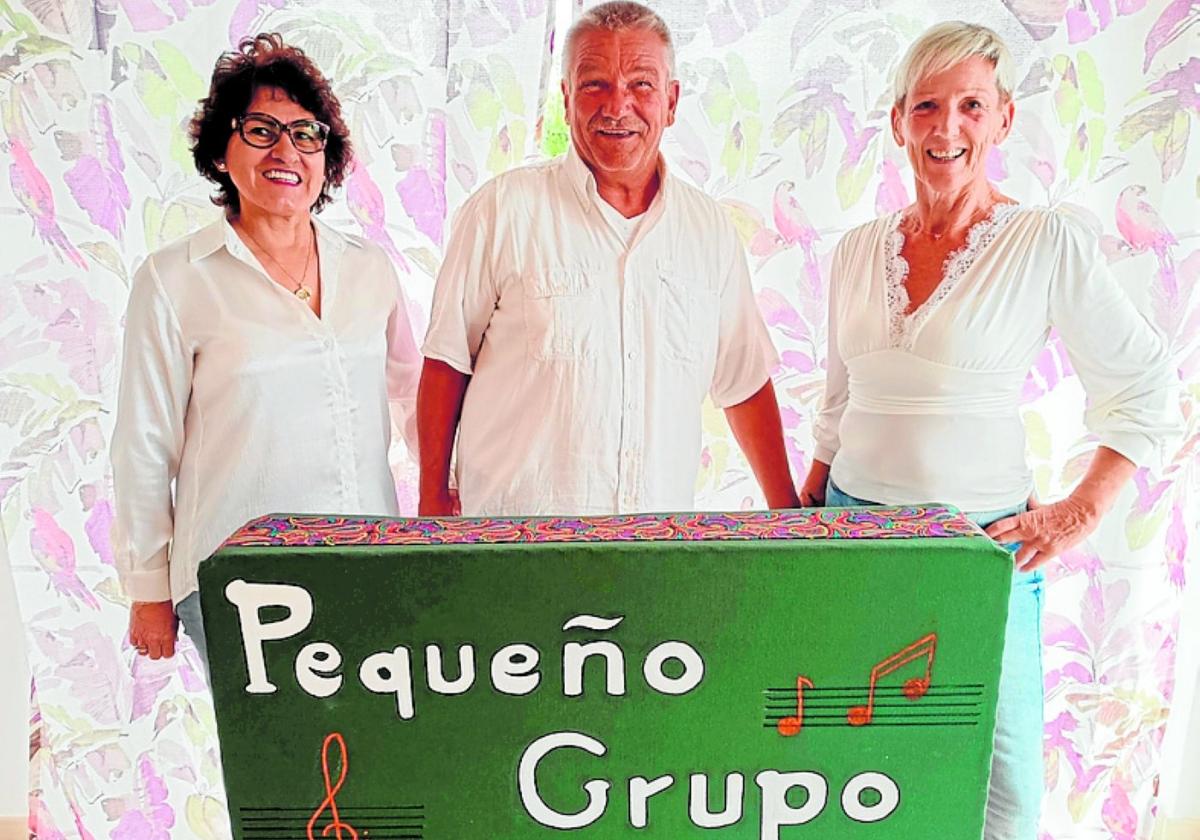 Mit viel Freude und Elan singen die drei für den guten Zweck.