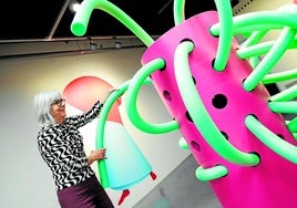 Guda Koster mit einer ihrer Spielskulpturen, die im Centre Pompidou Málaga zu sehen sind.
