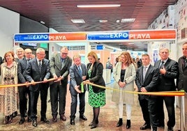 Durchschneiden des Eröffnungsbandes bei der 48. Ausgabe der Expoplaya im Kongresspalast in Torremolinos.