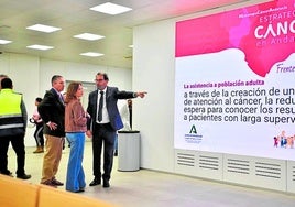 P. Navarro mit C. Bautista beim Besuch des Axarquía-Krankenhauses.